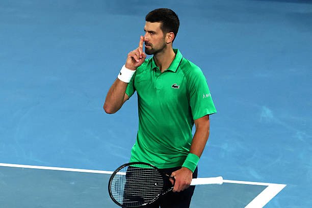 DJOKOVIC Y SINNER AVANZAN A OCTAVOS DE FINAL